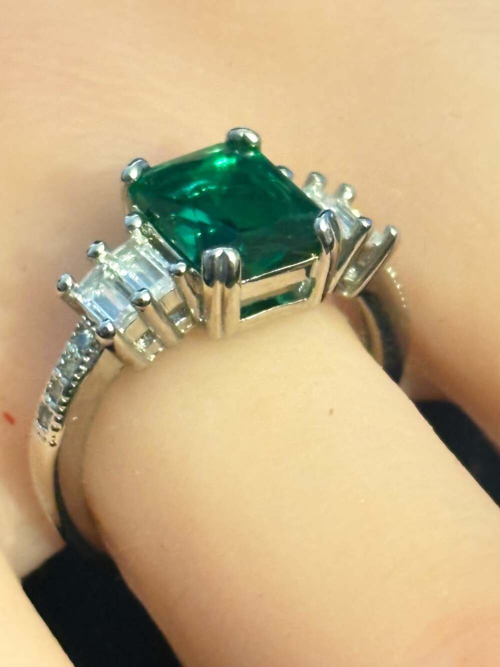 NIB Green Stone Silver Tone Ring Size 6.25